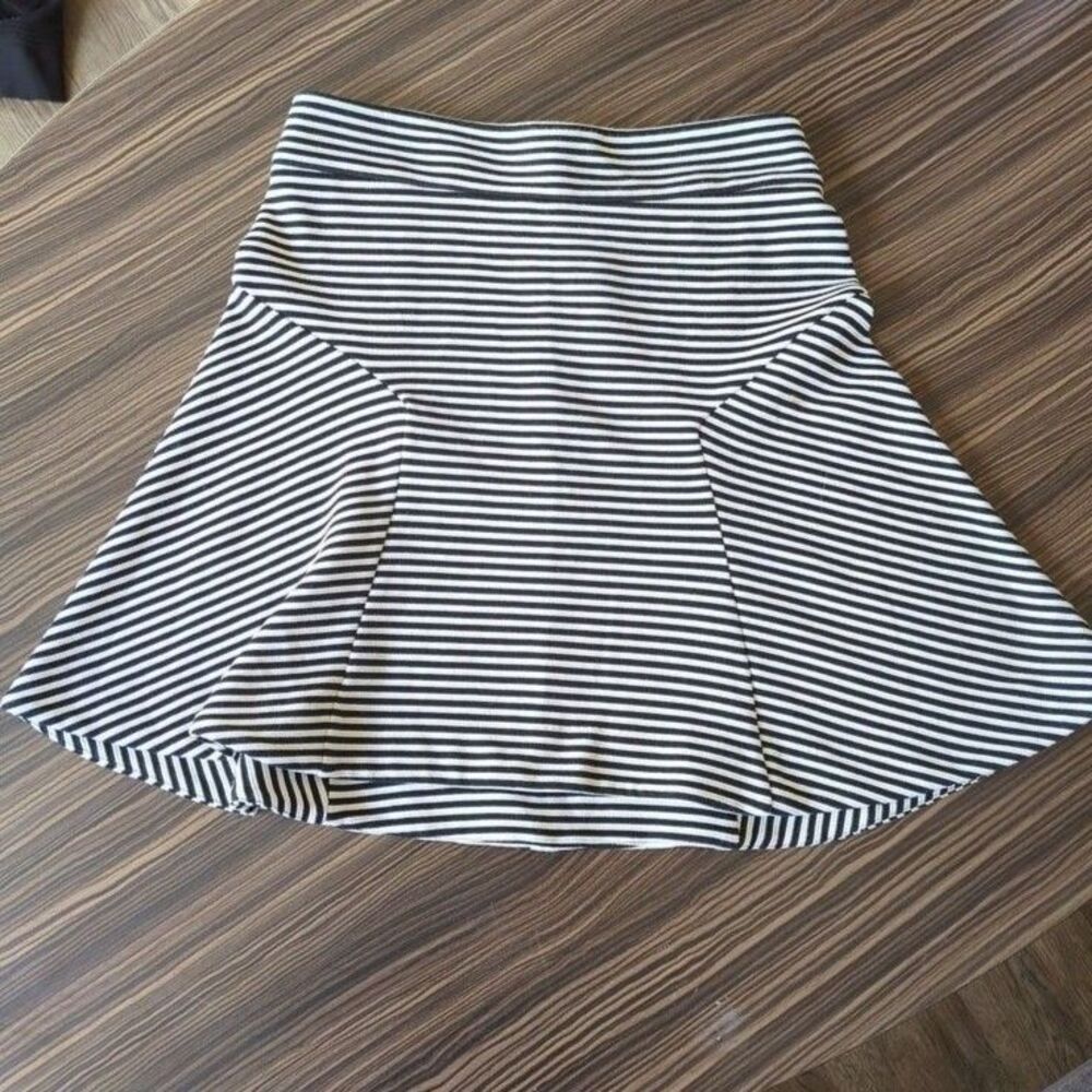 Express Size 4 Black & White Skater Flared Mini Skirt‎